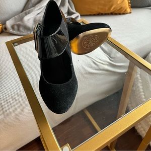 Tory Burch, Mary Jane black shoe with gold buckle
